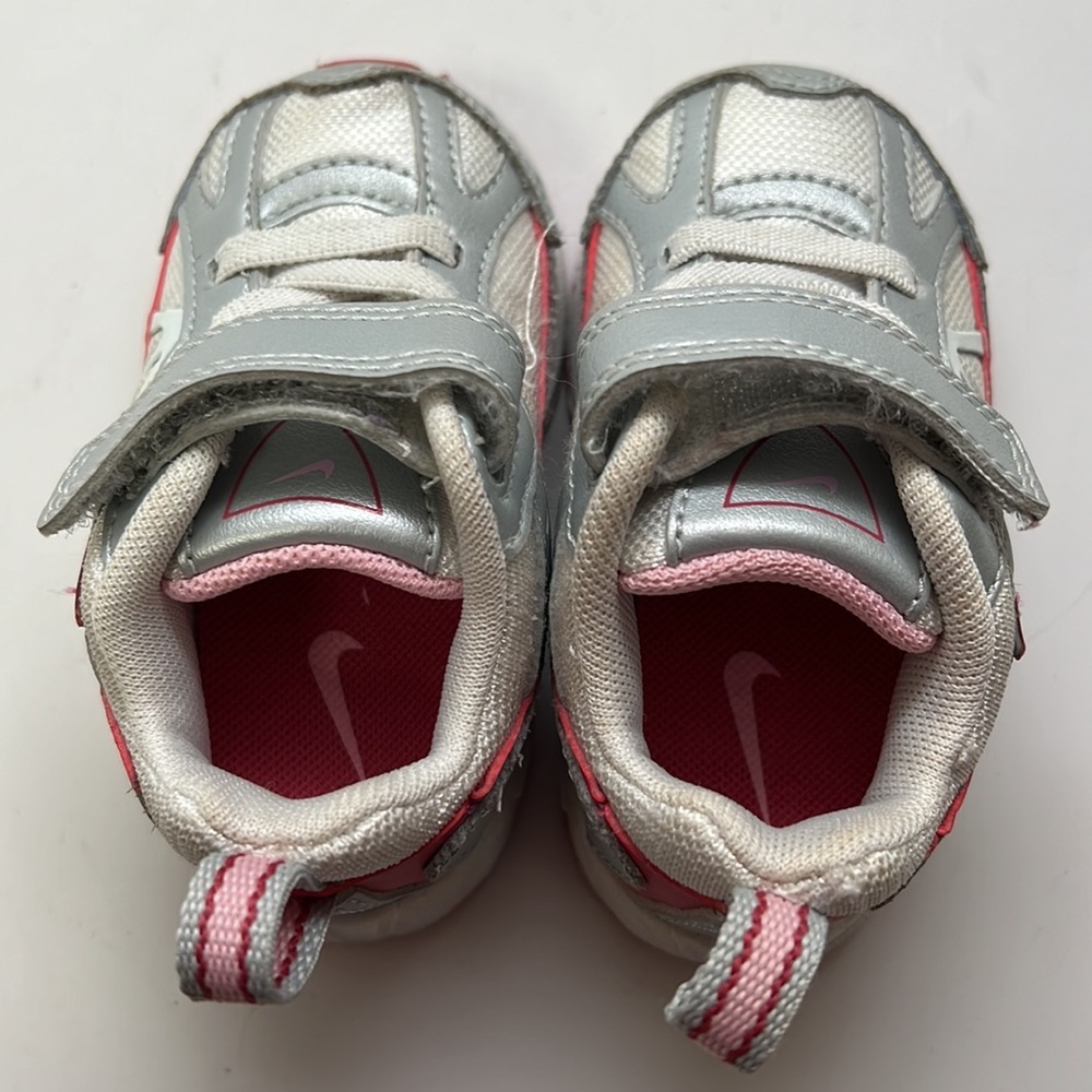 Toddler Girls Nike Sneaker Size 3 Pink/White/Silver - Picture 5 of 6